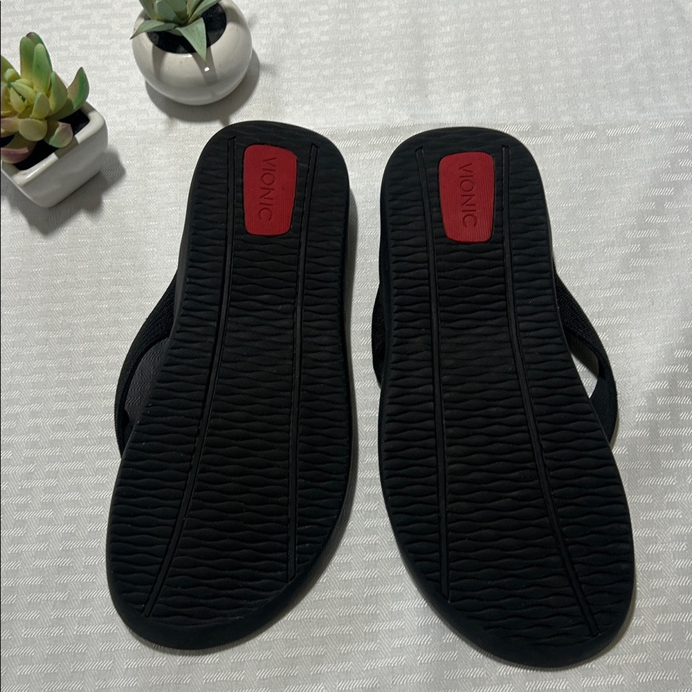 Vionic Wave 44 Black Flip-Flops 7 / 8 - Picture 8 of 15